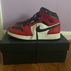 Air Jordan 1 Mid ‘Chicago Black Toe’